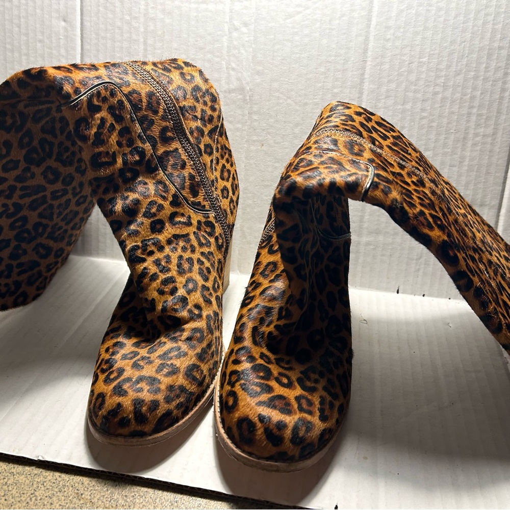 Woman’s Bill Blass size 10 leopard print leather zippered heeled boots - Picture 3 of 15